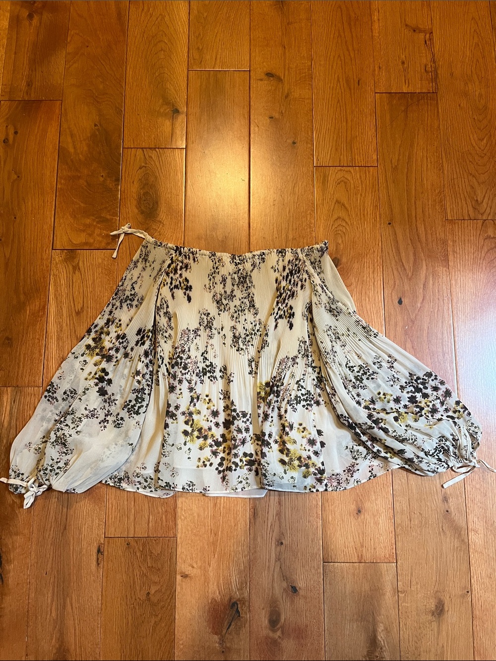 Aritzia Wilfred Off-Shoulder Floral Pleated Blouse in Cream